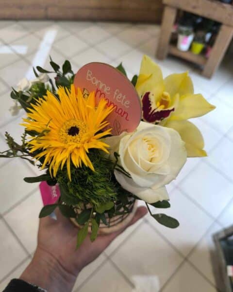 Composition Gerbera jaune, rose blanche et orchidée Petite composition florale avec gerbera jaune, rose blanche et orchidée, message Bonne fête maman, Openflor.