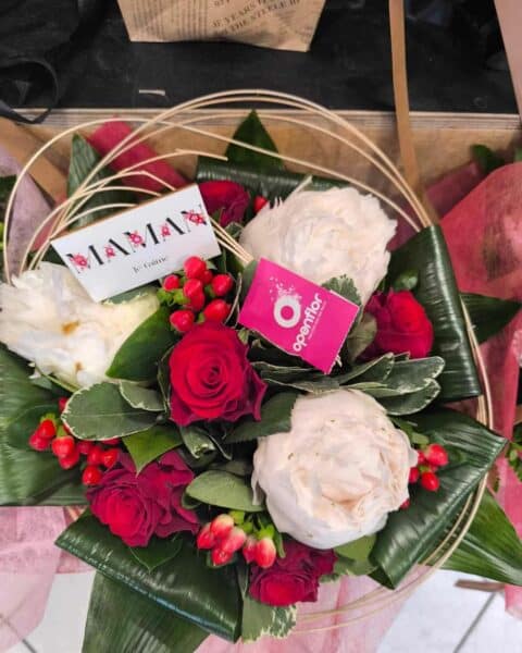 Bouquet Pivoines blanches et roses rouges – Maman Je t’aime Bouquet romantique de pivoines blanches, roses rouges et baies d'hypericum avec pancarte Maman je t'aime, Openflor.