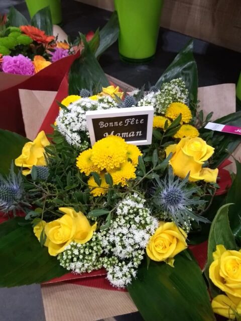 Bouquet Roses jaunes et chardons bleus – Fête des mères Bouquet original de roses jaunes, chardons bleus, statice et ardoise Bonne fête maman, Openflor Lille.