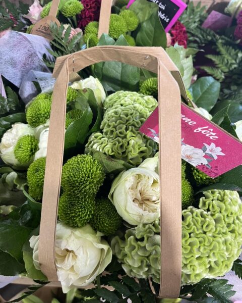 Bouquet en sac kraft – Fleurs vertes et blanches et célosie Bouquet original de fleurs vertes et blanches avec célosie et roses dans un sac en kraft, Openflor Lille.