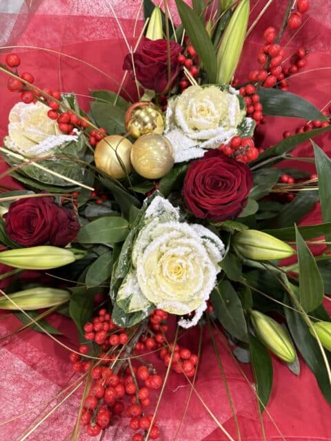 Bouquet de fêtes – Chou givré, roses rouges et boules dorées Bouquet festif avec chou d'ornement givré, roses rouges et boules de Noël dorées, Openflor.