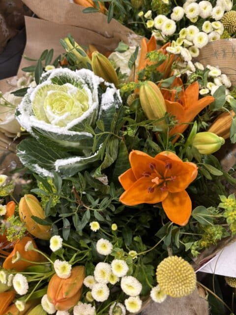 Bouquet d’hiver original – Lys orange et chou givré Bouquet de Noël original avec lys orange et chou décoratif givré, artisan Openflor.