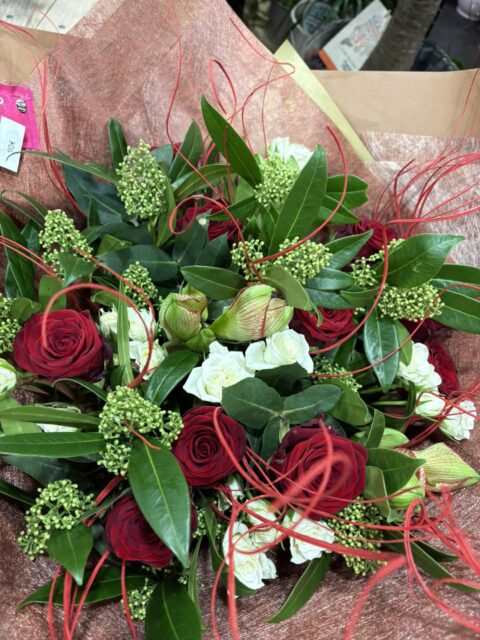 Bouquet de Noël prestigieux – Roses et amaryllis Bouquet de Noël majestueux avec roses rouges, blanches et amaryllis, Openflor Lille.