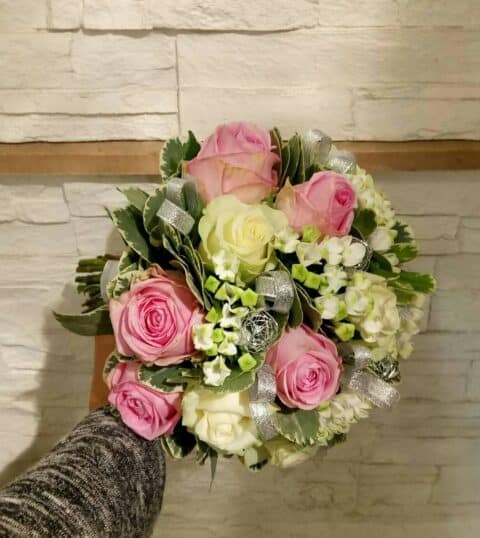 Bouquet de mariée rond romantique – Roses roses et blanches Bouquet de mariée rond et romantique avec roses roses pastel, roses blanches et feuillage, Openflor.