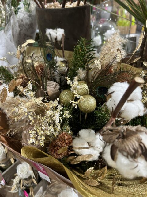 Bouquet de Noël audacieux – Coton, or et plumes de paon Bouquet de Noël audacieux avec éléments dorés, fleurs de coton et plumes de paon, Openflor.