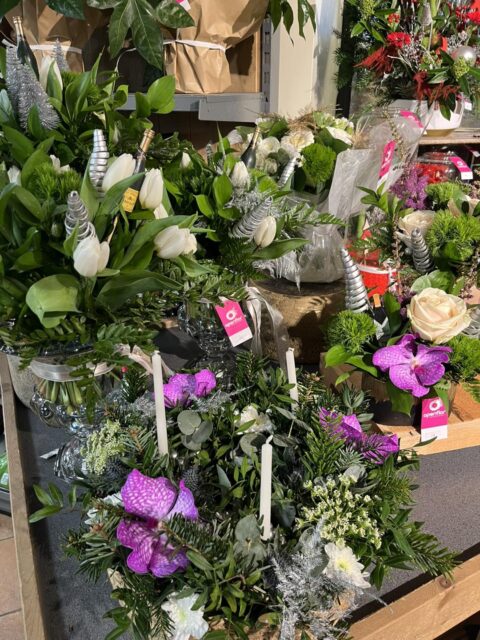 Bouquet du Nouvel An – Tulipes blanches et décorations festives Bouquet de la Saint-Sylvestre avec tulipes blanches, spirales argentées et bouteille de champagne, Openflor Lille.