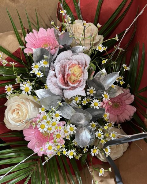 Bouquet rond hivernal – Rose givrée et touches d’argent Bouquet rond de Noël avec rose givrée, gerberas roses et détails argentés, Openflor.