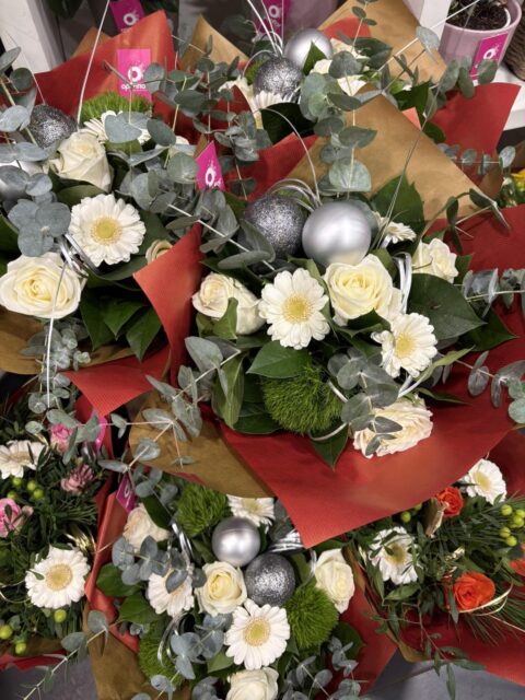 Bouquet de Noël polaire – Roses blanches et argent Bouquets de Noël blanc et argent avec roses blanches, gerberas et boules argentées, fleuriste Openflor.