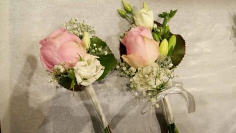 Boutonnières de mariage romantiques – Rose rose et ruban Boutonnières romantiques pour marié et témoins avec rose rose pastel, lisianthus blanc et ruban argent, Openflor.