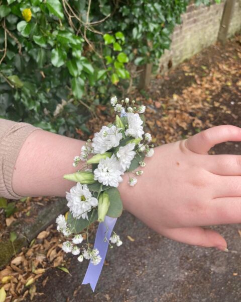 Bracelet floral de mariage – Fleurs blanches et ruban Bracelet floral de mariage pour témoin avec fleurs blanches, gypsophile et fin ruban parme, artisan fleuriste Openflor Lille.
