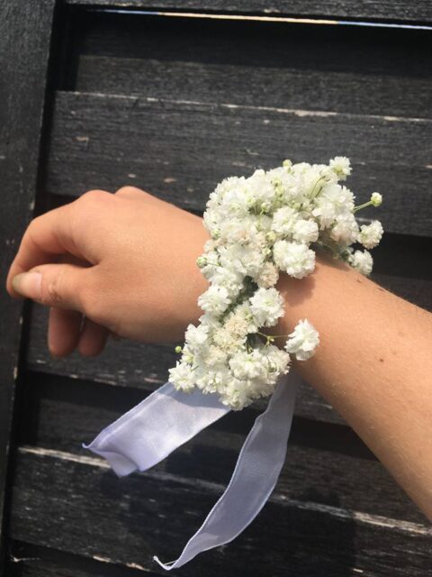 Bracelet floral de mariage en gypsophile blanc Bracelet floral de mariage en gypsophile blanc avec ruban, création Openflor Lille.