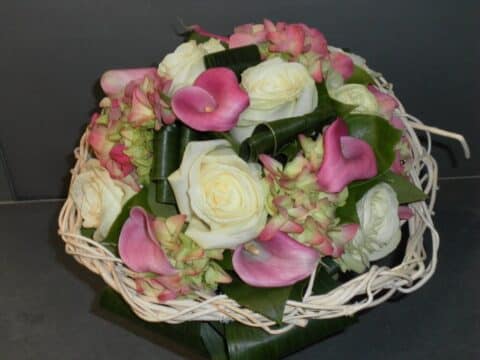 Centre de table de mariage – Arums roses et roses blanches Centre de table de mariage rond avec arums roses et roses blanches, fleuriste Openflor.