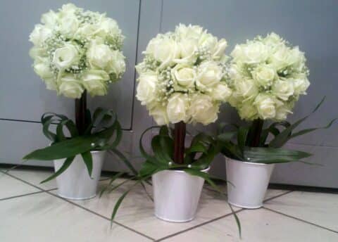 Centre de table topiaire de mariage – Roses blanches Centres de table de mariage en forme de topiaire avec roses blanches et perles, Openflor.