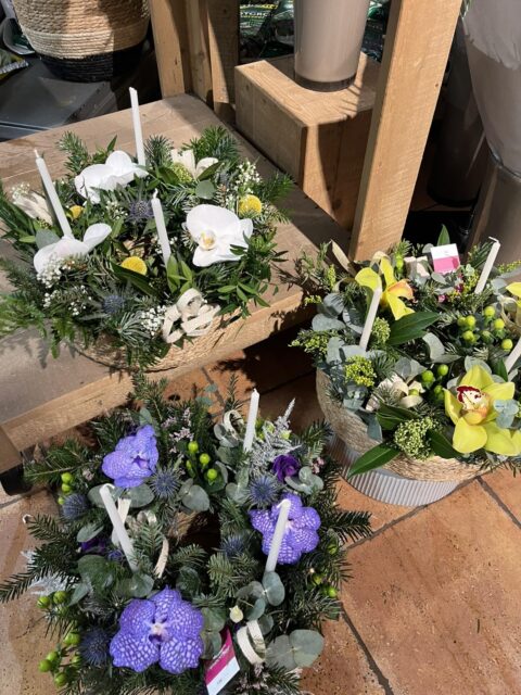 Centres de table du Nouvel An – Orchidées et bougies Centres de table de réveillon avec bougies blanches, orchidées Vanda et Cymbidium, sapin, Openflor.