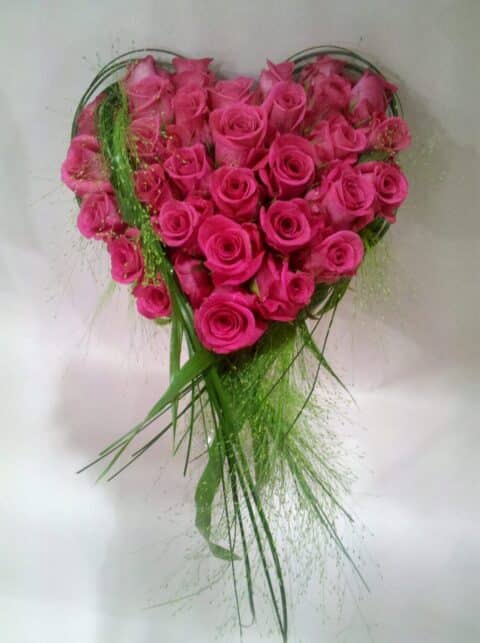 Cœur de roses fuchsia pour décoration de mariage Composition florale de mariage en forme de cœur avec roses fuchsia, artisan Openflor Lille.