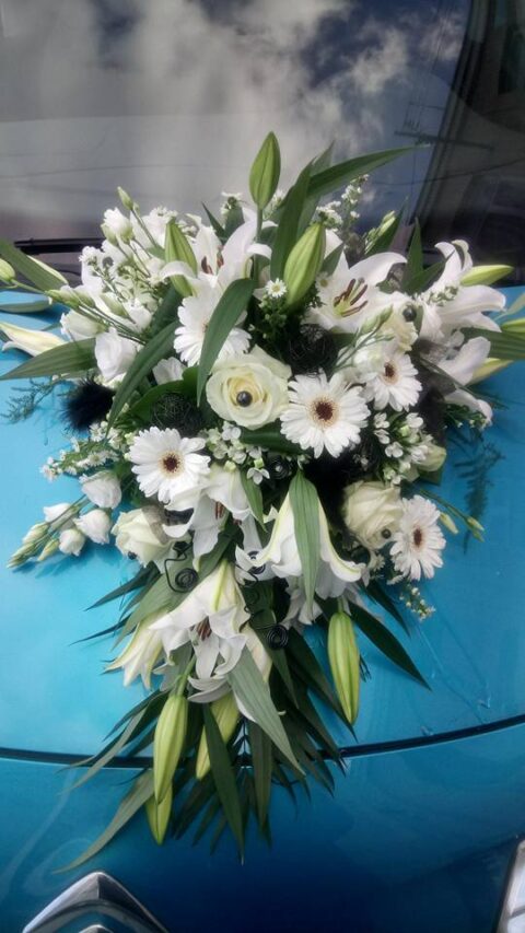 Composition florale pour voiture de mariage – Lys blancs Décoration florale pour capot de voiture de mariage avec lys blancs et gerberas, Openflor.
