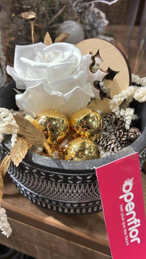 Coupe de Noël festive – Rose éternelle blanche et or Coupe de Noël décorative avec rose éternelle blanche, boules dorées et pommes de pin, artisan Openflor.