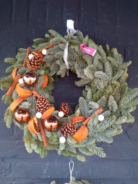 Couronne de l’Avent naturelle – Oranges séchées et cannelle Couronne de l'Avent naturelle en sapin avec oranges séchées, cannelle et pommes de pin, Openflor Lille.
