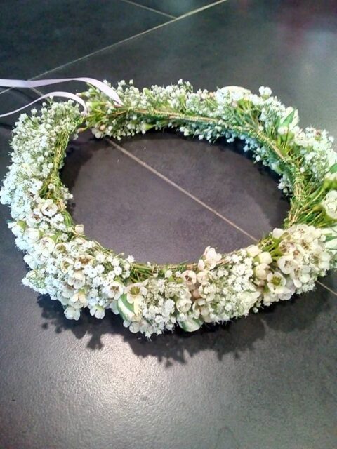 Couronne de cheveux pour mariée – Fleurs blanches Couronne de fleurs pour cheveux de mariée avec fines fleurs blanches et gypsophile, création mariage Openflor.