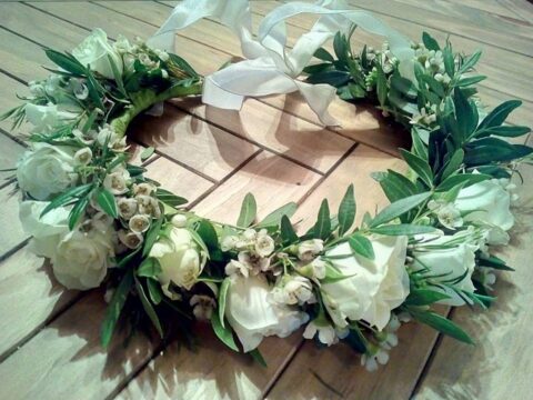 Couronne de fleurs de mariage – Roses blanches et feuillage Couronne de fleurs pour cheveux avec roses blanches et fin feuillage, artisan fleuriste Openflor Lille.