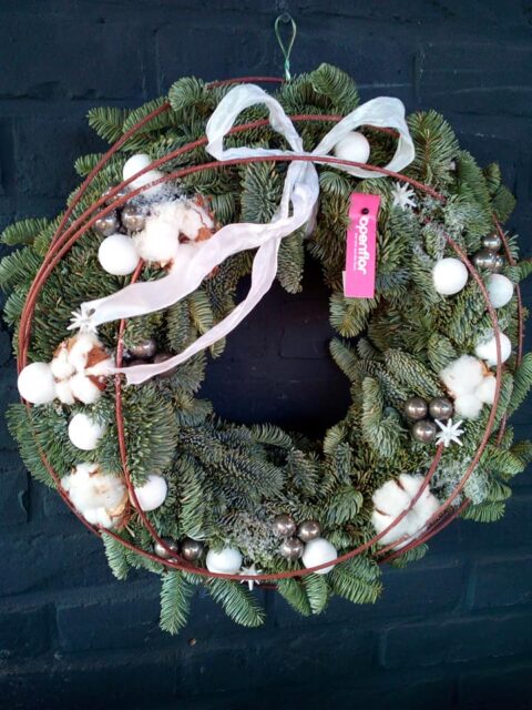 Couronne de porte de Noël – Fleurs de coton et argent Couronne de porte pour Noël avec sapin, fleurs de coton, boules blanches et argentées, fleuriste Openflor.