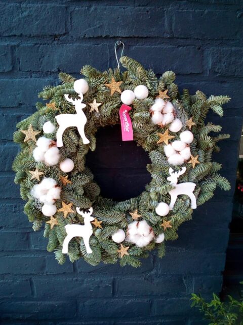 Couronne de porte féérique – Coton, étoiles et rennes blancs Couronne de Noël pour porte avec sapin, fleurs de coton, étoiles dorées et rennes blancs, Openflor Lille.