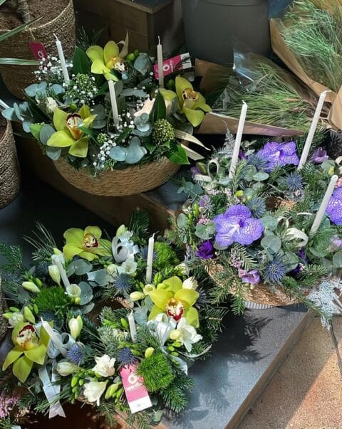 Centres de table de l’Avent originaux – Bougies et orchidées Centres de table de l'Avent fleuris avec bougies, orchidées cymbidium vertes et vanda violettes, Openflor.