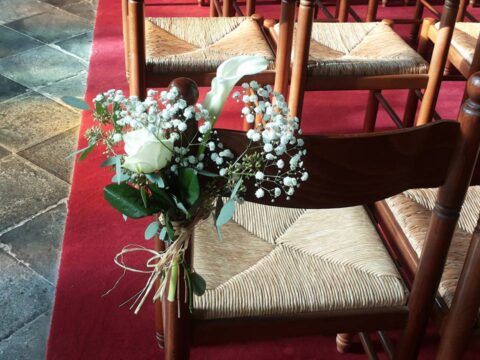 Décoration de banc d’église – Rose blanche et gypsophile Décoration de banc d'église pour mariage avec rose blanche et gypsophile, fleuriste Openflor Lille.