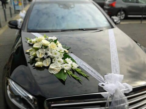 Décoration pour capot de voiture – Anthuriums blancs et roses Décoration asymétrique pour capot de voiture de mariage avec anthuriums blancs et ruban, Openflor.