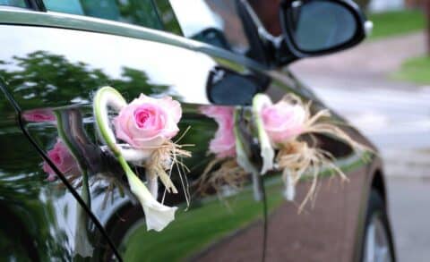 Décoration de poignée de voiture – Rose pastel et arum Décoration de poignée de portière pour voiture de mariage avec rose pastel et petit arum blanc, Openflor Lille.
