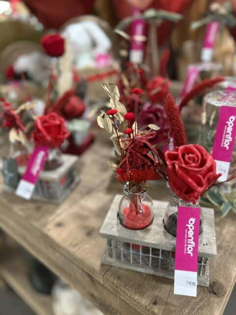 Duo de roses éternelles rouges en cagette – Décoration de Noël Duo de vases en cagette bois avec roses rouges éternelles et décorations festives, artisan Openflor.
