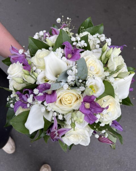 Bouquet de mariée – Arums blancs, roses et touches violettes Bouquet de mariée rond avec arums blancs, roses blanches et fleurs violettes, fleuriste Openflor.