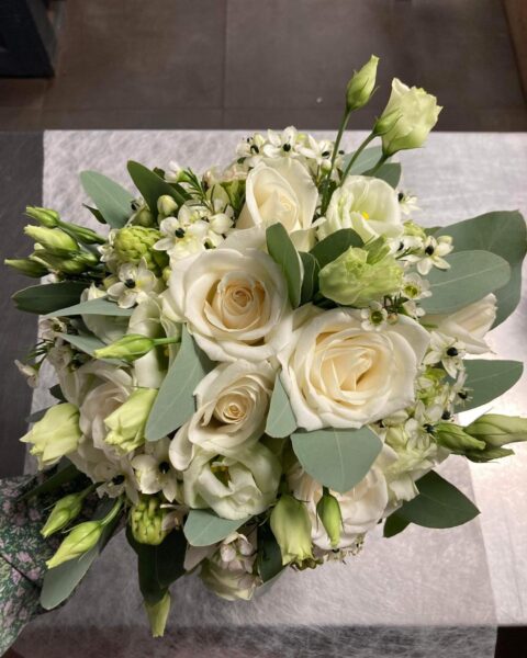 Bouquet de mariée blanc et vert – Roses et lisianthus Bouquet de mariée blanc et vert avec roses, lisianthus et eucalyptus, création mariage Openflor.