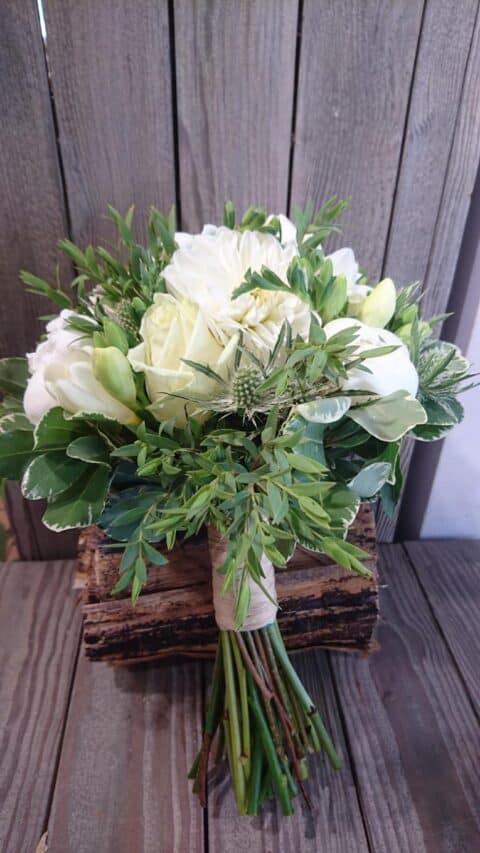 Bouquet de mariée champêtre – Dahlias blancs et chardons Bouquet de mariée au style champêtre blanc et vert avec dahlias et chardons bleus, Openflor.