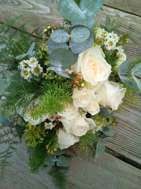 Bouquet de mariée nature – Roses blanches et fougère Bouquet de mariée nature avec roses blanches, eucalyptus et fougère, fleuriste mariage Openflor Lille.