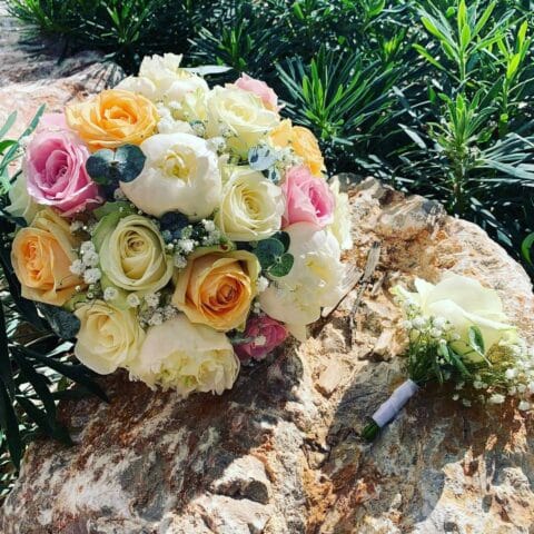 Bouquet de mariée et boutonnière – Pivoines et roses estivales Bouquet de mariée estival avec pivoines roses, roses jaunes et boutonnière assortie, Openflor Lille.