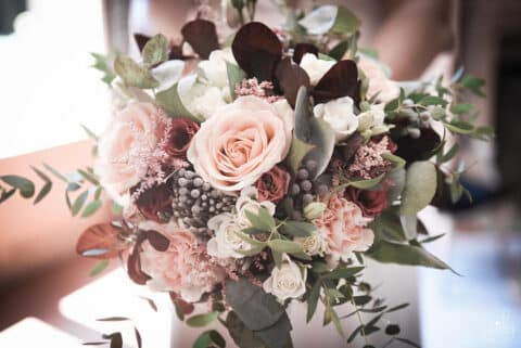 Bouquet de mariée romantique – Roses poudrées et astilbe Bouquet de mariée romantique avec roses rose poudré, astilbe et feuillage d'eucalyptus, Openflor Lille.