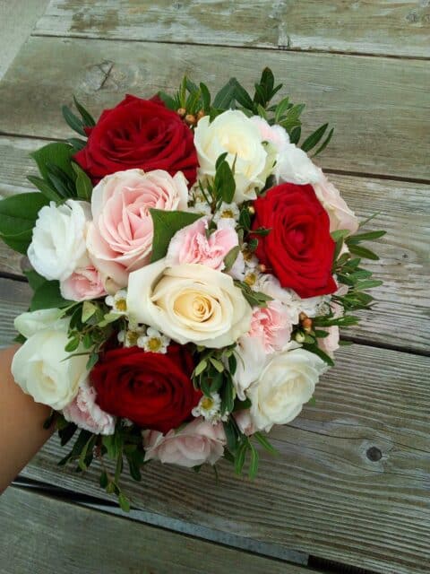 Bouquet de mariée classique – Dégradé de roses Bouquet de mariée classique et romantique avec roses rouges, blanches et roses, création mariage Openflor.