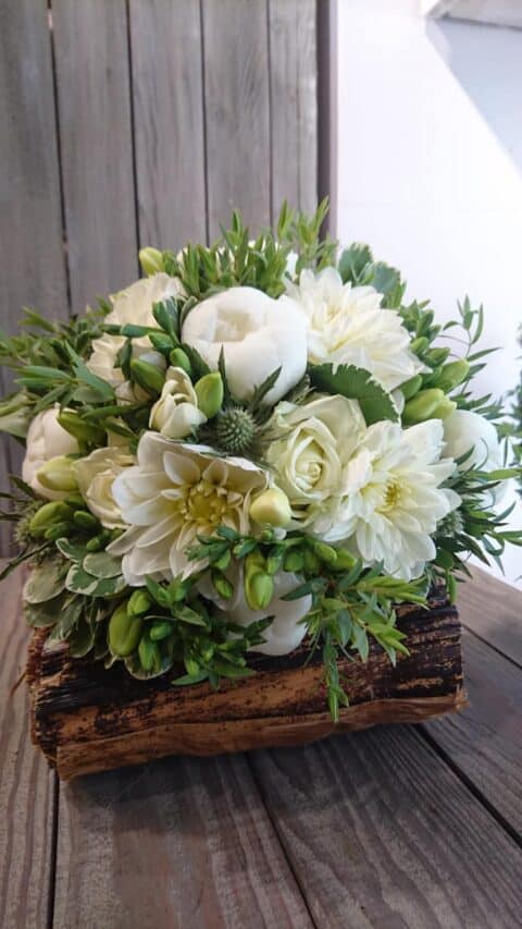 Bouquet de mariée rond – Pivoines et roses blanches Bouquet de mariée rond immaculé avec pivoines blanches, roses et feuillage, fleuriste mariage Openflor Lille.