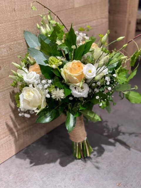 Bouquet de mariée élégant – Roses blanches et lierre Bouquet de mariée élégant avec roses blanches, lisianthus et lierre retombant, Openflor métropole lilloise.