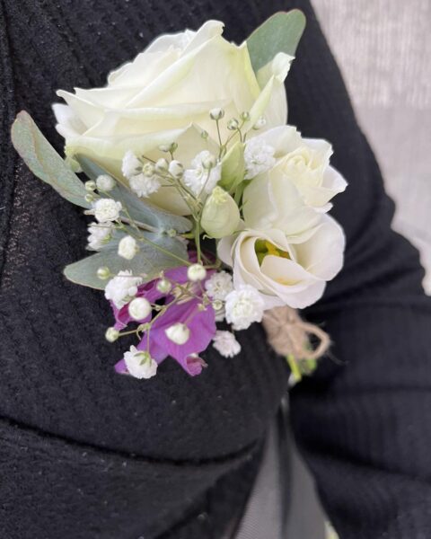 Boutonnière de costume – Rose blanche et lisianthus Boutonnière de costume pour mariage avec rose blanche, lisianthus et délicate fleur violette, Openflor.