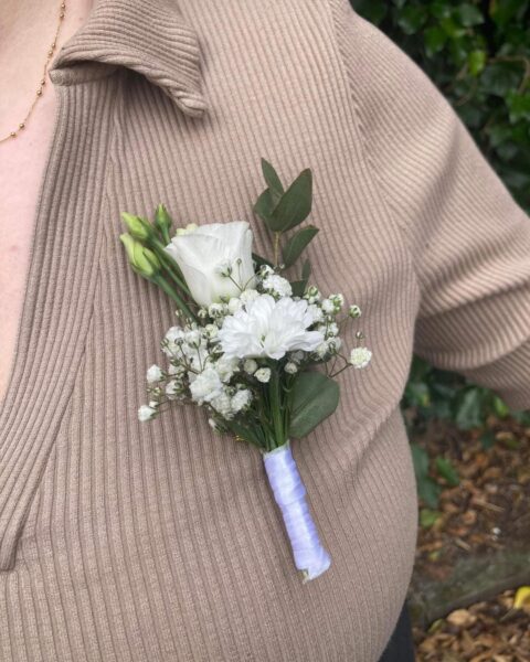 Boutonnière florale élégante – Rose et chrysanthème blancs Boutonnière élégante avec rose blanche, chrysanthème et gypsophile, fleuriste mariage Openflor Lille.