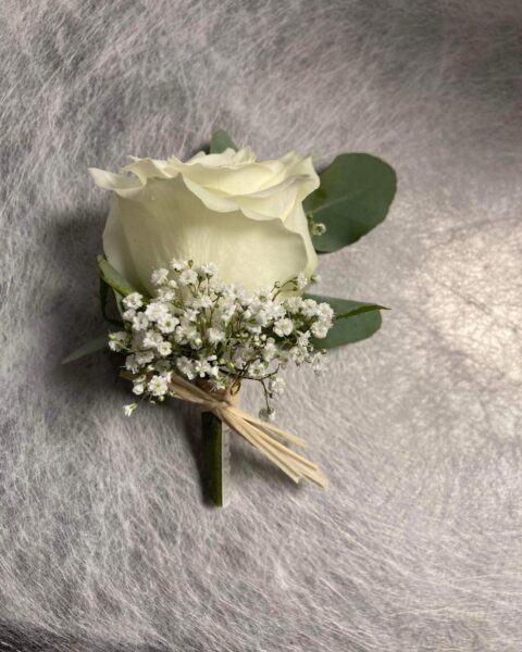 Boutonnière de mariage champêtre – Rose blanche et gypsophile Boutonnière de mariage avec rose blanche, gypsophile et lien en raphia, artisan Openflor Lille.