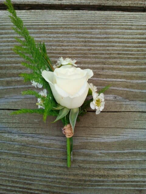 Boutonnière minimaliste – Rose blanche et verdure Boutonnière de mariage champêtre simple avec rose blanche et feuillage, Openflor.