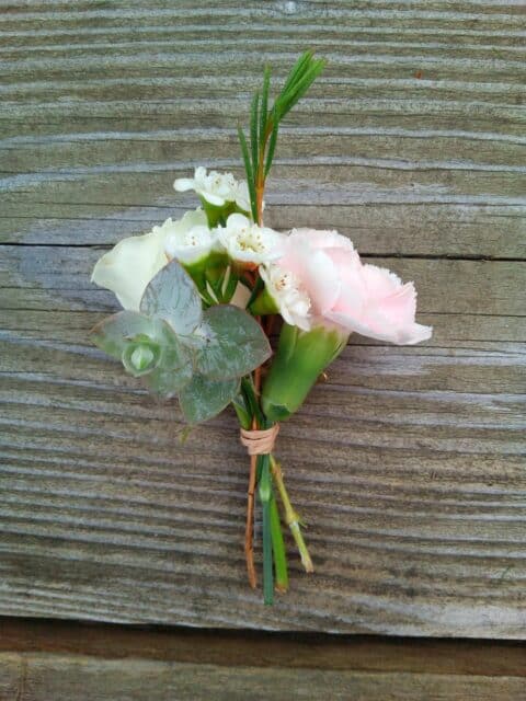 Boutonnière de témoin – Œillet rose pastel et fleur de cire Boutonnière pour témoin de mariage avec œillet rose pâle, fleur de cire et eucalyptus, Openflor.