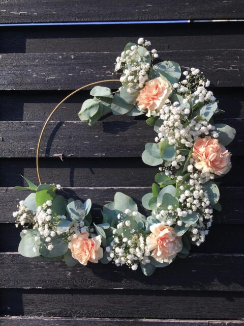 Cerceau fleuri de mariage – Œillets pêche et gypsophile Cerceau fleuri décoratif pour mariage avec œillets pêche, gypsophile et eucalyptus, Openflor Lille.