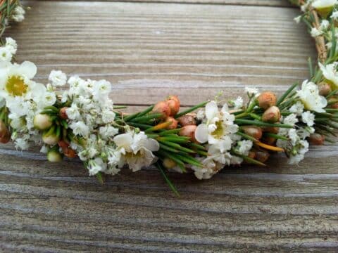 Couronne de mariée – Fleurs de cire et feuillage Couronne de cheveux pour mariée en fleurs de cire blanches et feuillage, fleuriste mariage Openflor.