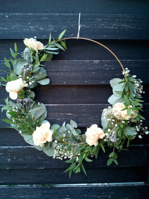 Couronne murale de mariage – Eucalyptus et œillets Couronne murale décorative pour mariage avec eucalyptus, œillets pêche et gypsophile, Openflor.