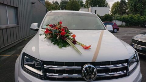 Décoration de voiture de mariage – Arums rouges majestueux Décoration florale allongée pour capot de voiture avec arums rouges, baies et feuillage, Openflor.