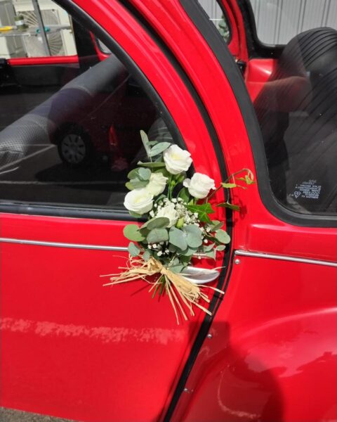 Décoration de poignée pour voiture ancienne – Roses blanches Décoration florale sur poignée de portière de voiture ancienne rouge avec roses blanches, Openflor Lille.